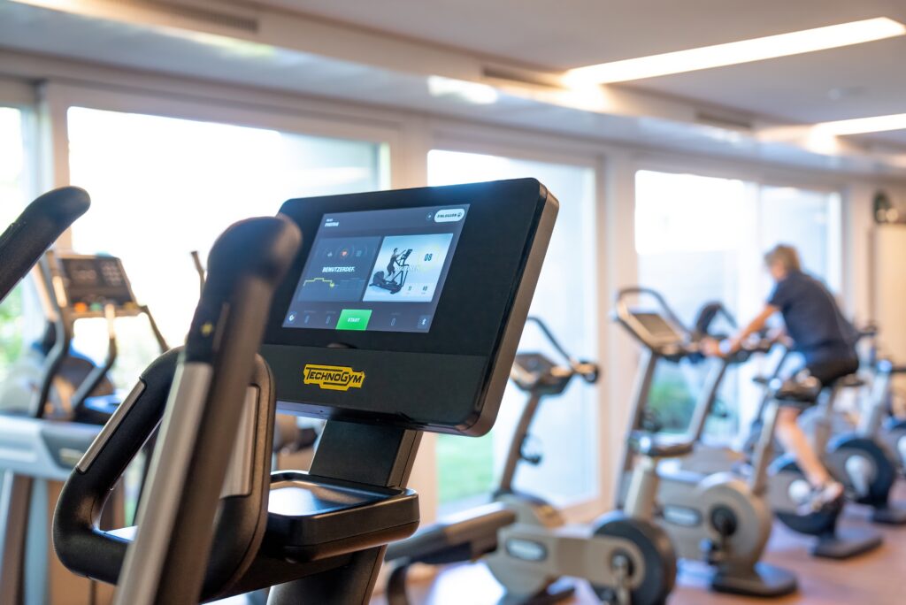 Fitnessgeräte in einer Physiopraxis