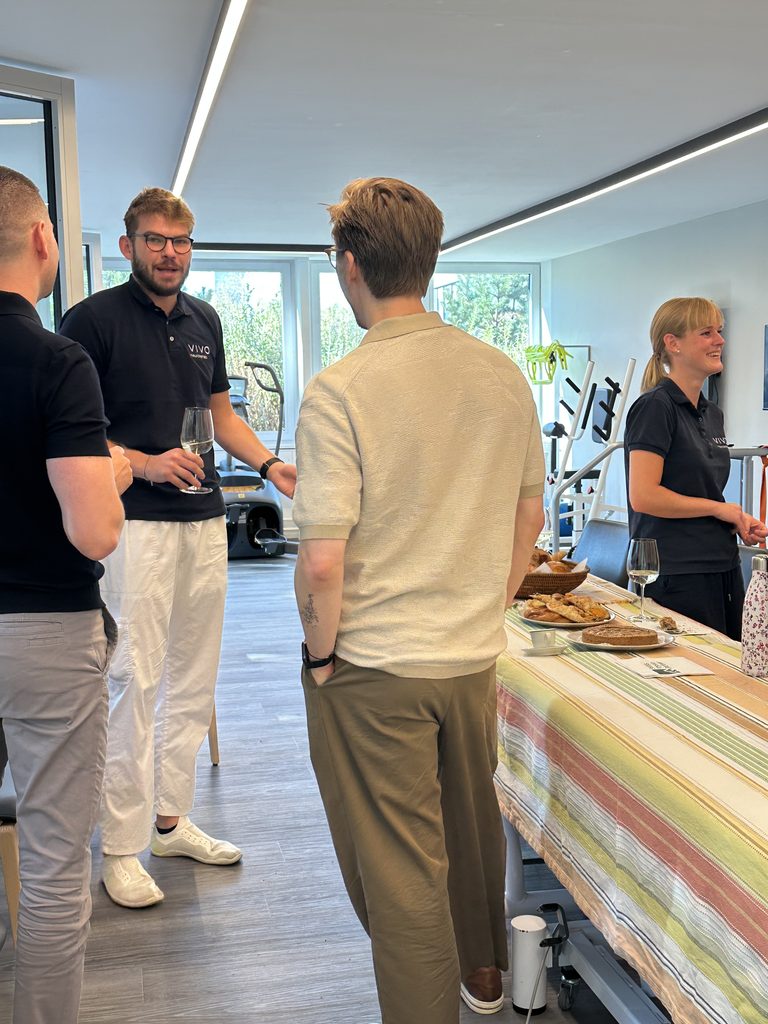 Anstossen beim Vivo Welcome Event