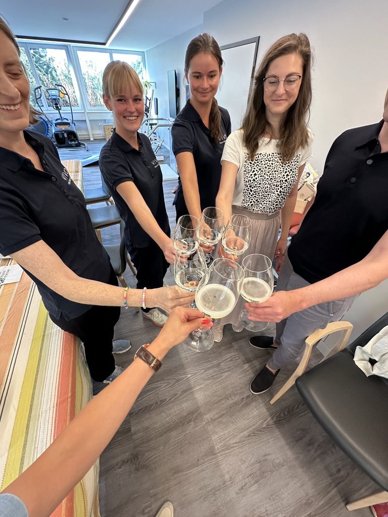 Anstossen beim Vivo Welcome Event