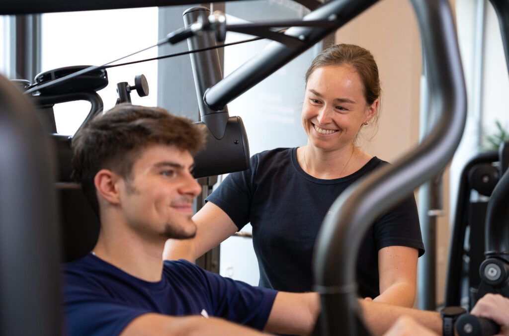 Junge Physiotherapeutin im Training mit Patient