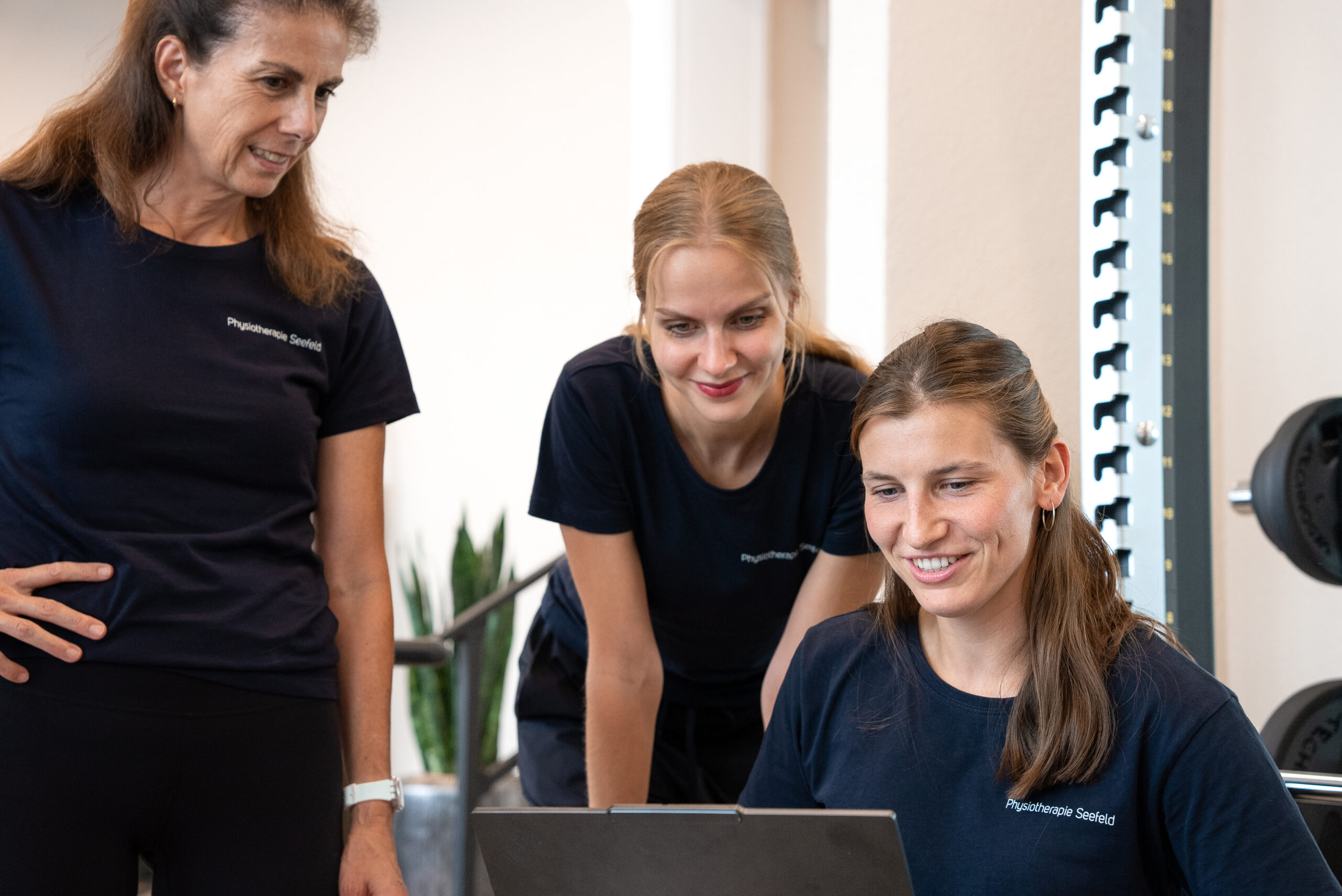 Physiotherapeuten einer Partnerpraxis von Swiss Physio Partner besprechen gemeinsam neue Ideen