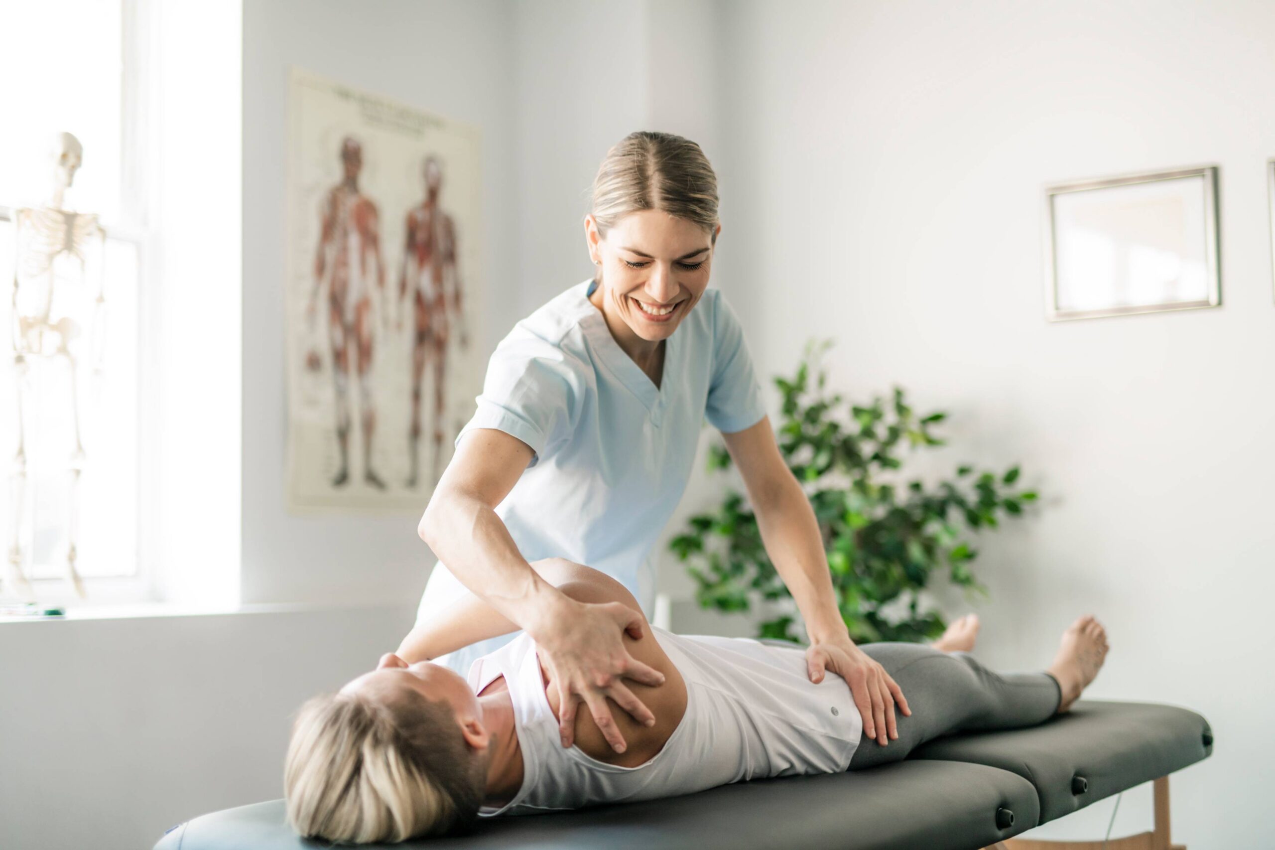 Physiotherapie behandelt entspannt eine Patientin