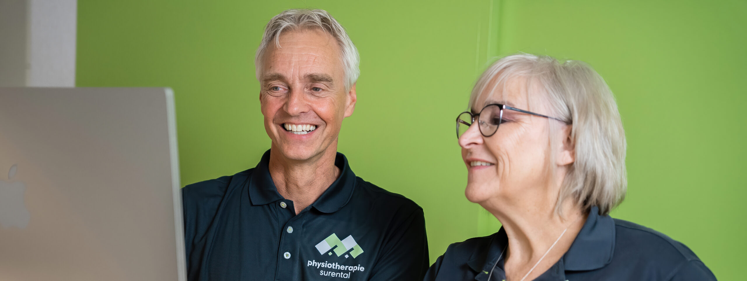 Praxisleiter und Physio arbeiten gemeinsam am Computer