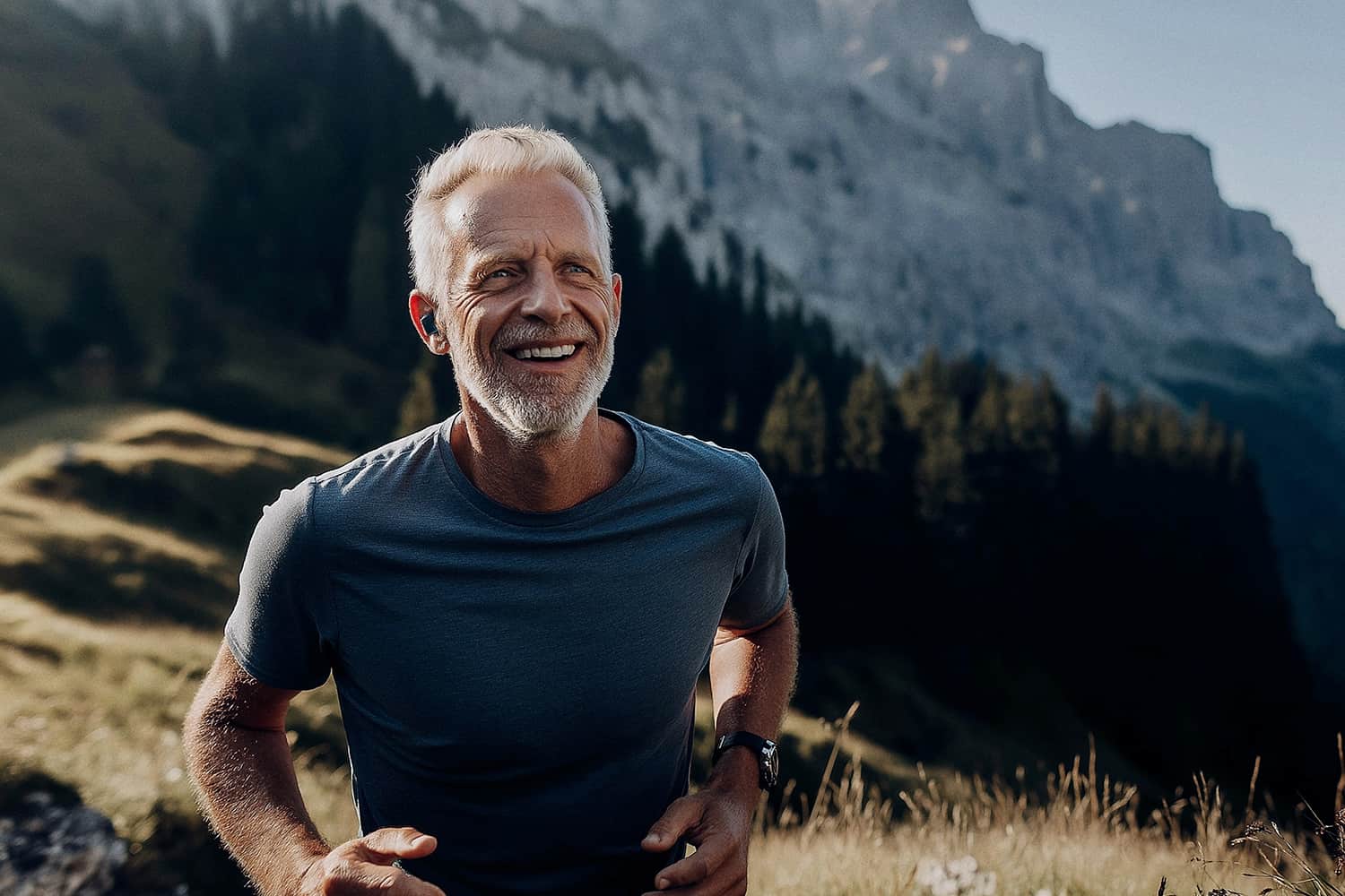 Sportlicher Inhaber einer Physiotherapiepraxis joggt durch die Schweizer Bergwelt